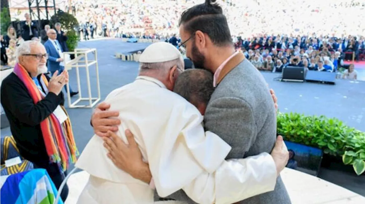 Il Papa a Verona, l'abbraccio con un israeliano e un palestinese