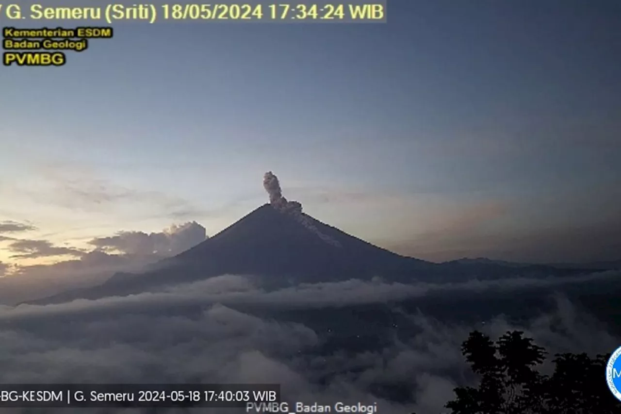 Gunung Semeru erupsi disertai luncuran awan panas sejauh 3 km