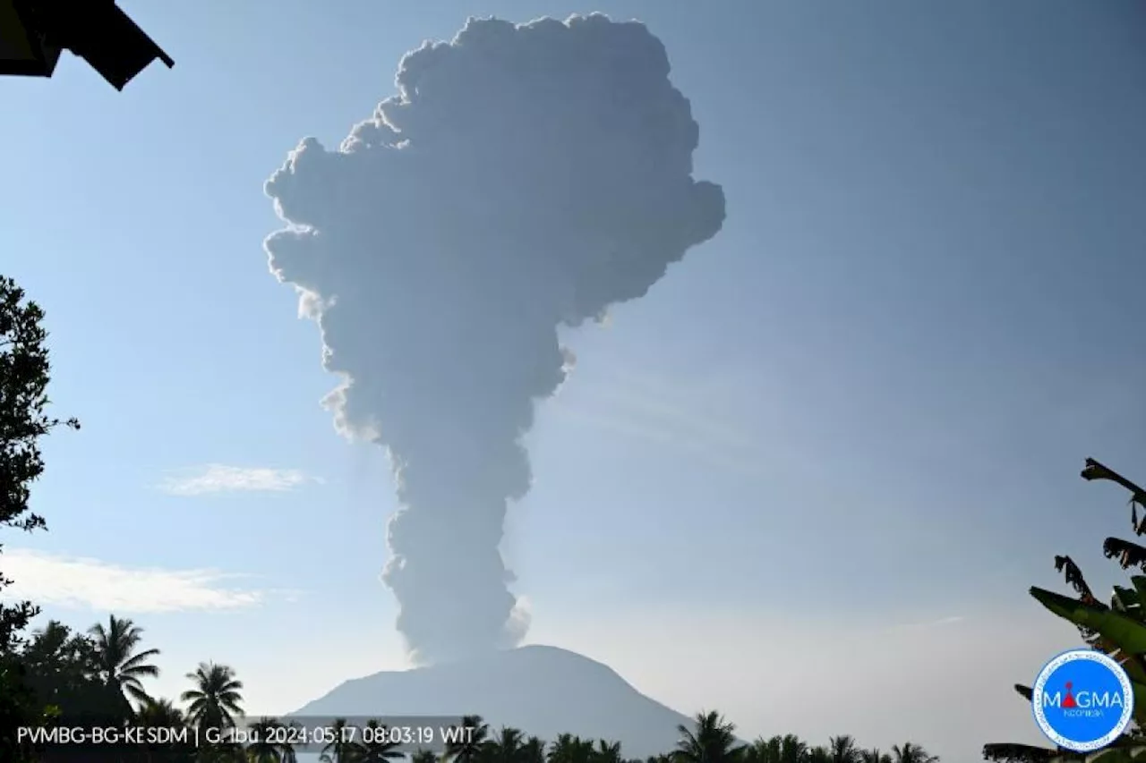 Kemarin, Gunung Ibu meletus hingga UKT mahal