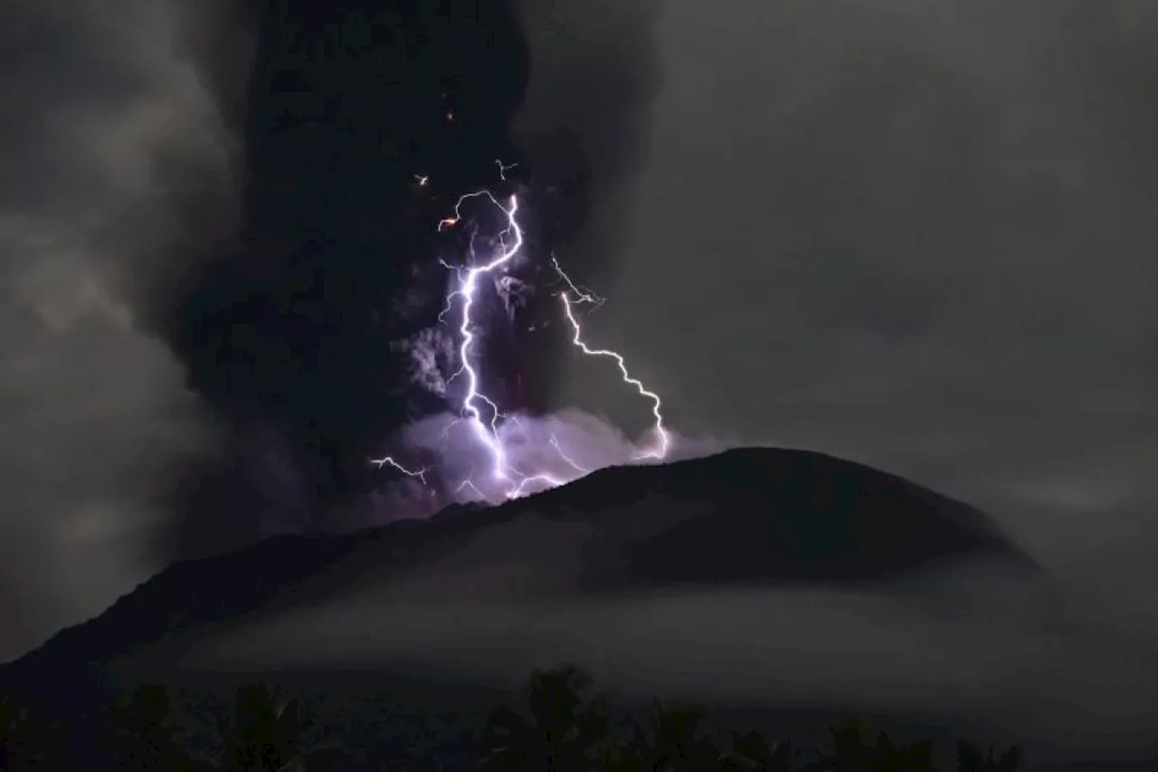 Letusan Gunung Ibu memicu badai petir vulkanik