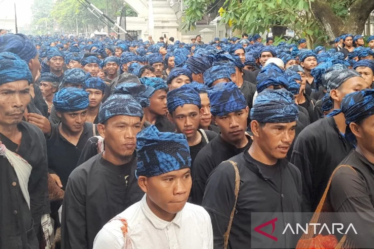 Warga Badui padati alun-alun Kota Serang untuk Seba