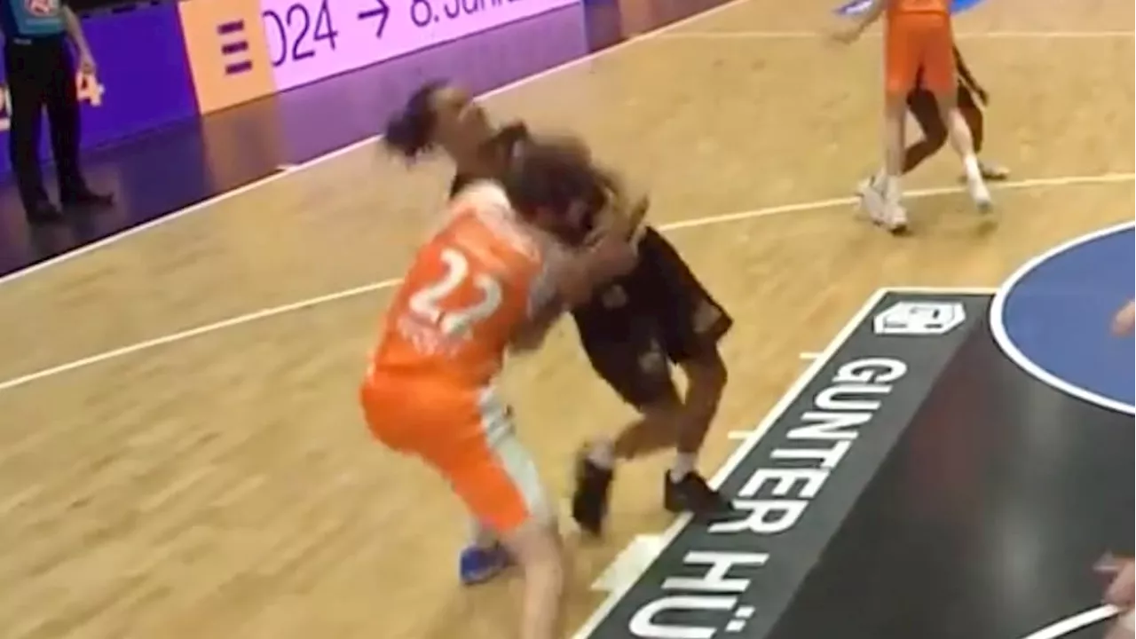 Ein Foul nach dem anderen: Wrestling-Attacke beim Basketball