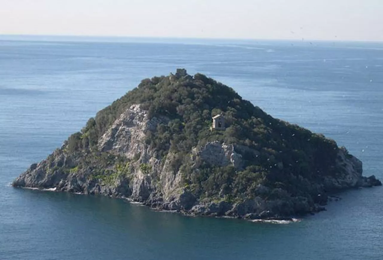 A Bergeggi l’isola conica calamita gli sguardi