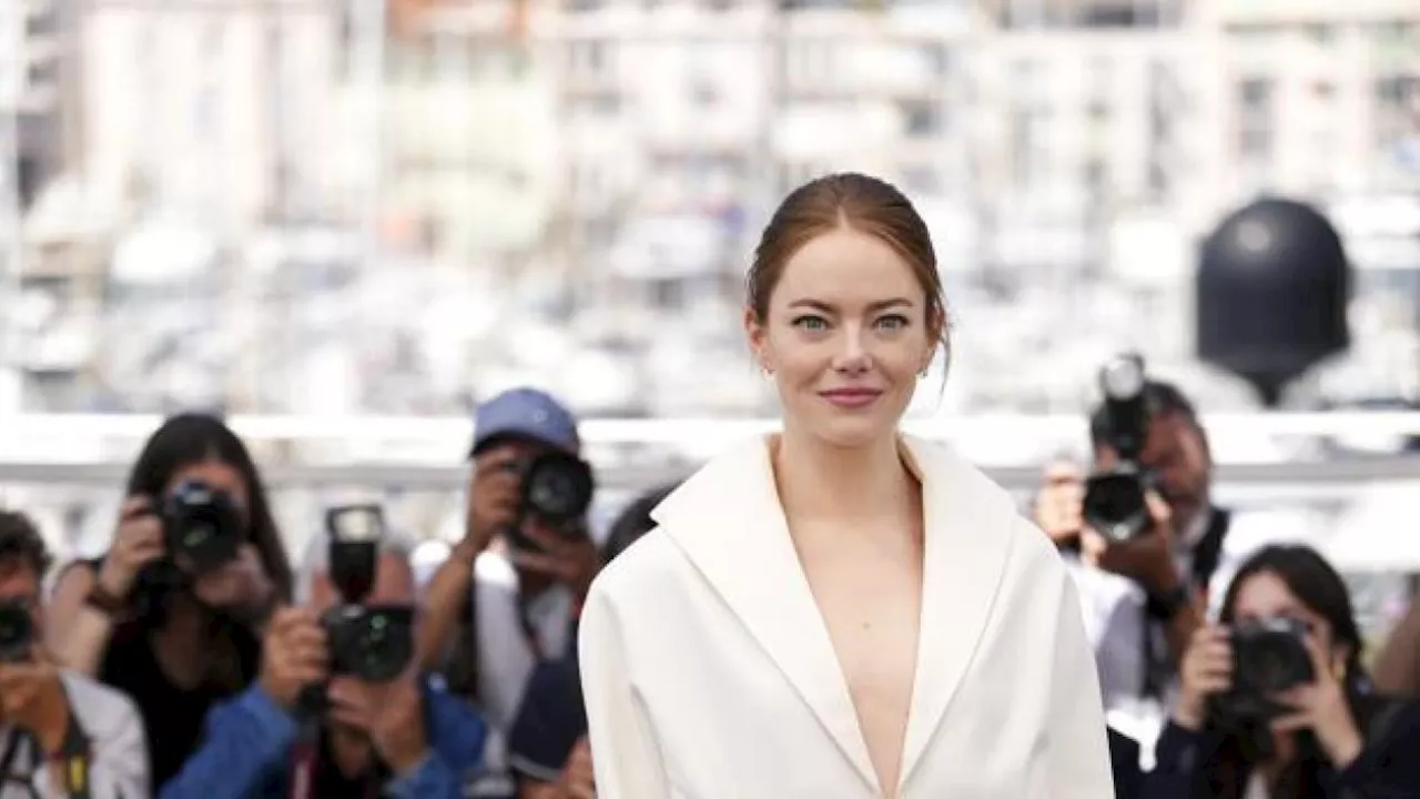 Emma Stone: «Sono femminista e amo il cinema costruito sui copri di Lanthimos, non vedo contraddizione»