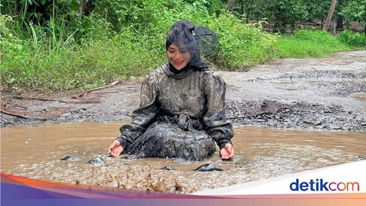 Ummu Hani Mandi Lumpur Kritik Jalan Rusak, Pengamat: Bupati Kudu Lapang Dada