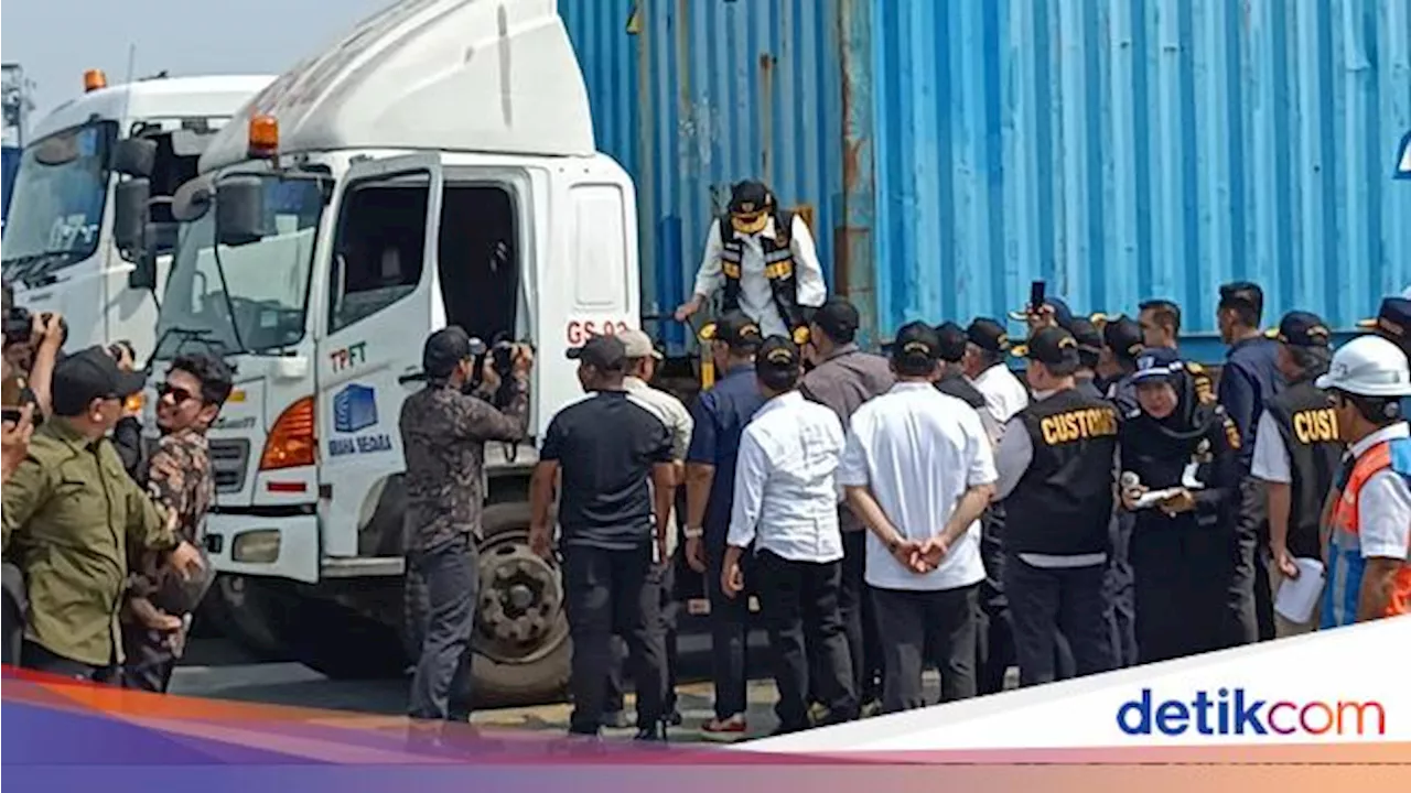 Sri Mulyani Cek Tumpukan Barang Impor di Priok hingga Naik ke Truk Kontainer