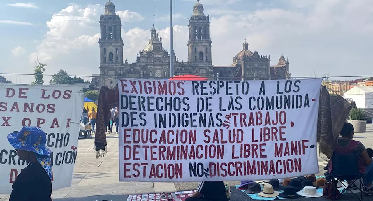 Pese a acuerdo sobre espacio por marcha de la 'Marea Rosa', CNTE mantiene plantón en el Zócalo