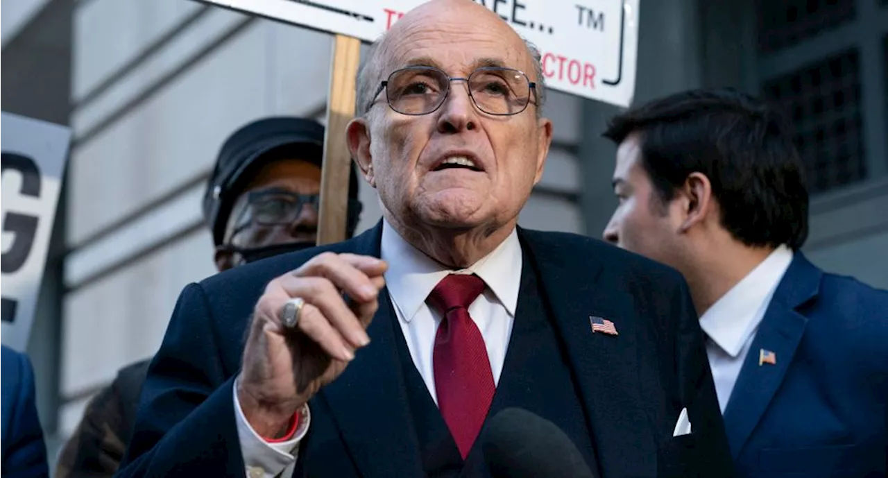 Rudy Giuliani, exalcalde de Nueva York, recibe en su cumpleaños acusación por intento de revertir la derrota de Trump