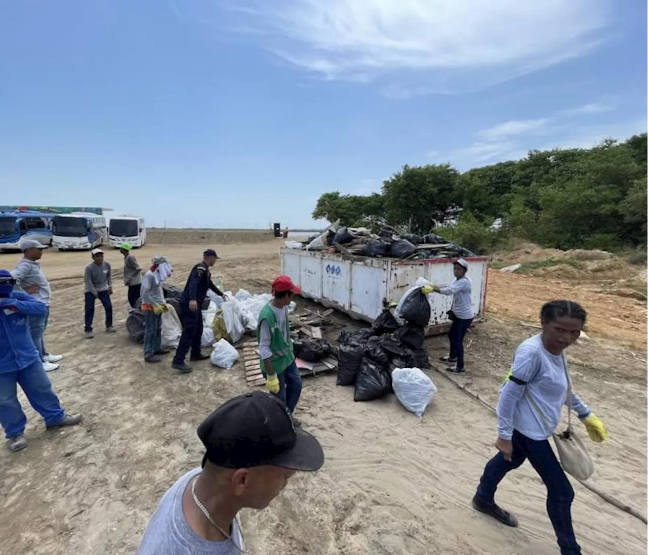 ¡Impresionante! Recolectan 20 toneladas de basuras en playas de Puerto Mocho