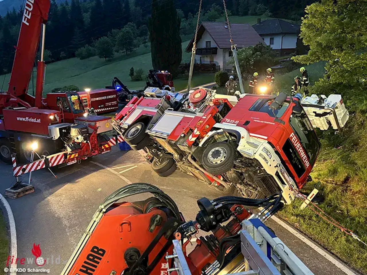 Oö: 10 Wehren bei brennendem Holzstadel in Kopfing → TMB 32 bei Anfahrt umgestürzt