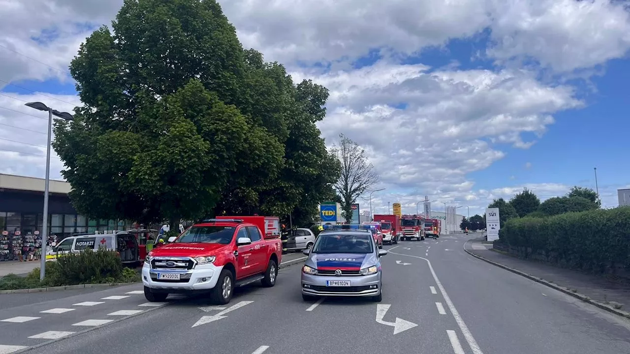 Autofahrer prallt gegen Baum – dann bricht Feuer aus