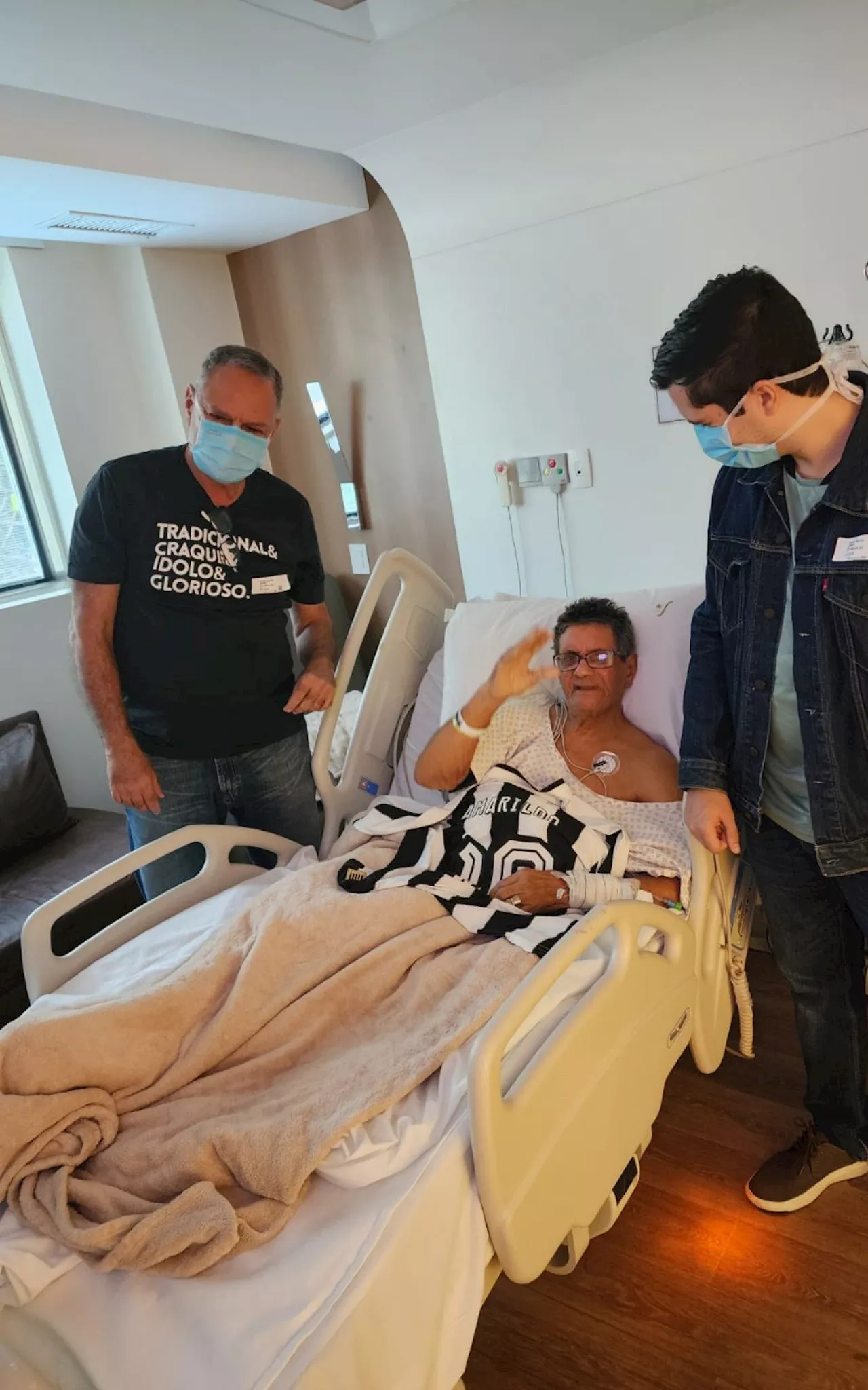 Amarildo recebe visita de representantes do Botafogo em hospital