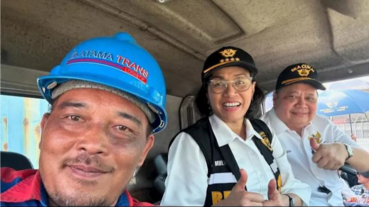 Momen Sri Mulyani dan Airlangga Hartarto Diajak Selfie oleh Sopir Truk Kontainer Tanjung Priok