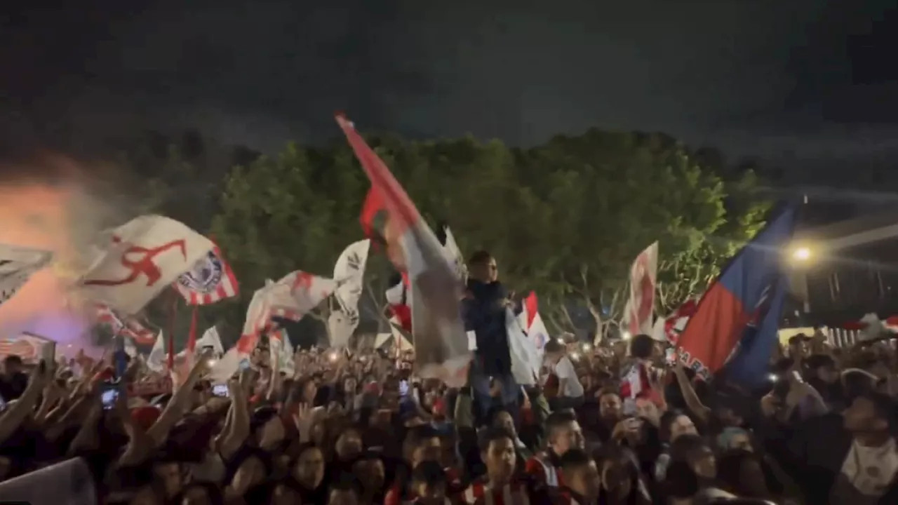 VIDEO: Chivas recibe espectacular serenata de su afición previo a la semifinal de vuelta ante América