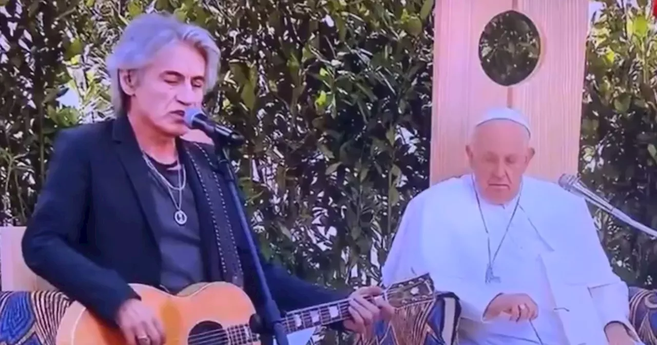 Ligabue canta, Papa Francesco guarda l&#039;orologio: &#034;Forse è un film&#034;