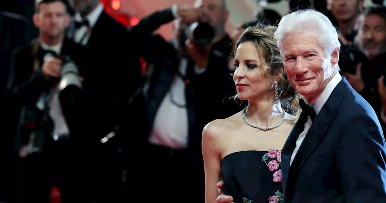 En photos, le baiser fougueux de Richard Gere et son épouse Alejandra Silva sur les marches du Festival de Cannes