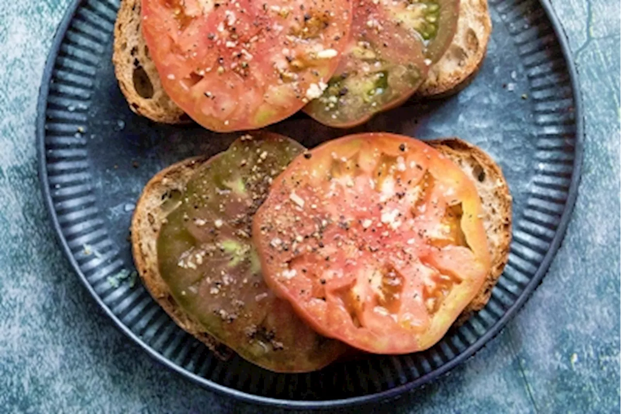 Give your weekend teatime a little crunch with this tomato and Cheddar bruschetta