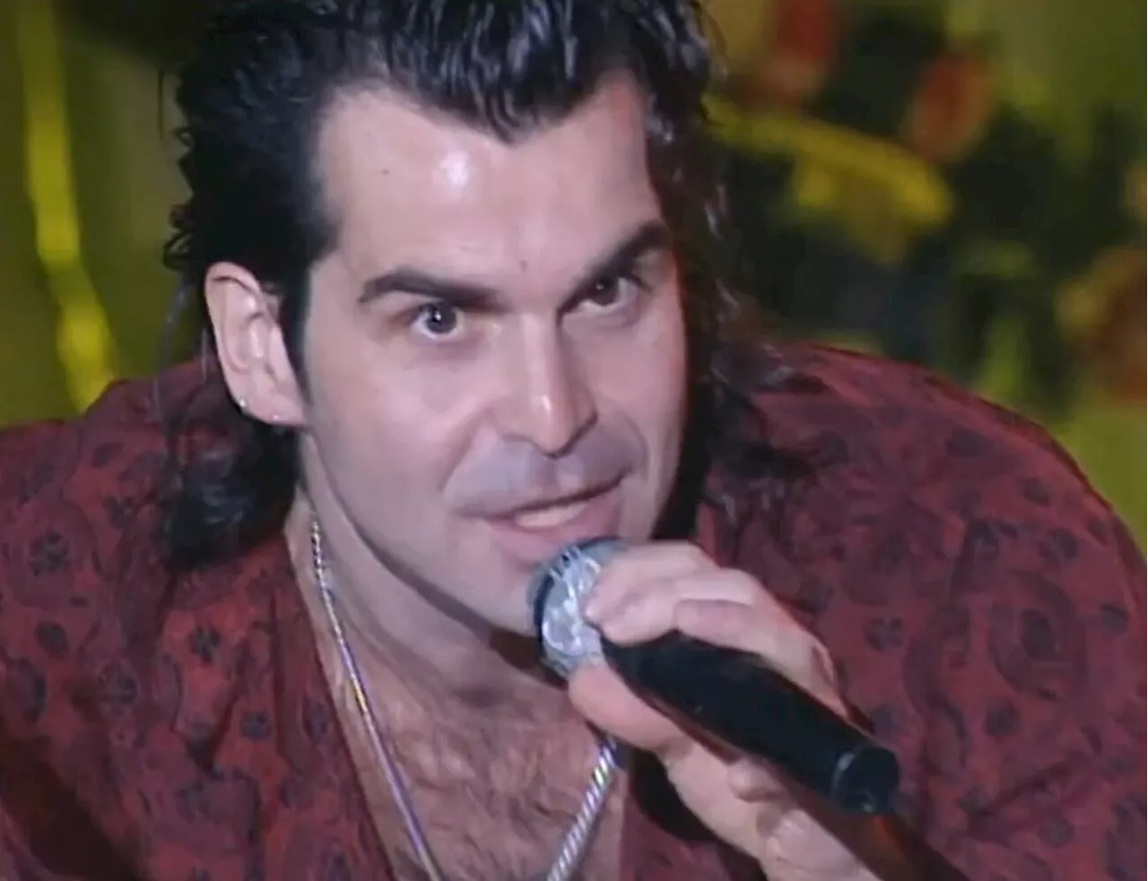 Piero Pelù canta 'Regina di cuori' a 'Festivalbar' 1997