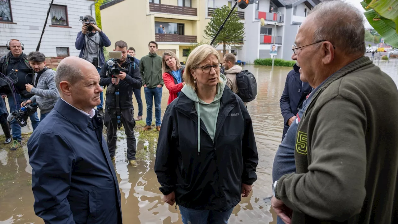 Hochwasser im Saarland: Kanzler in Gummistiefeln lobt Helfer