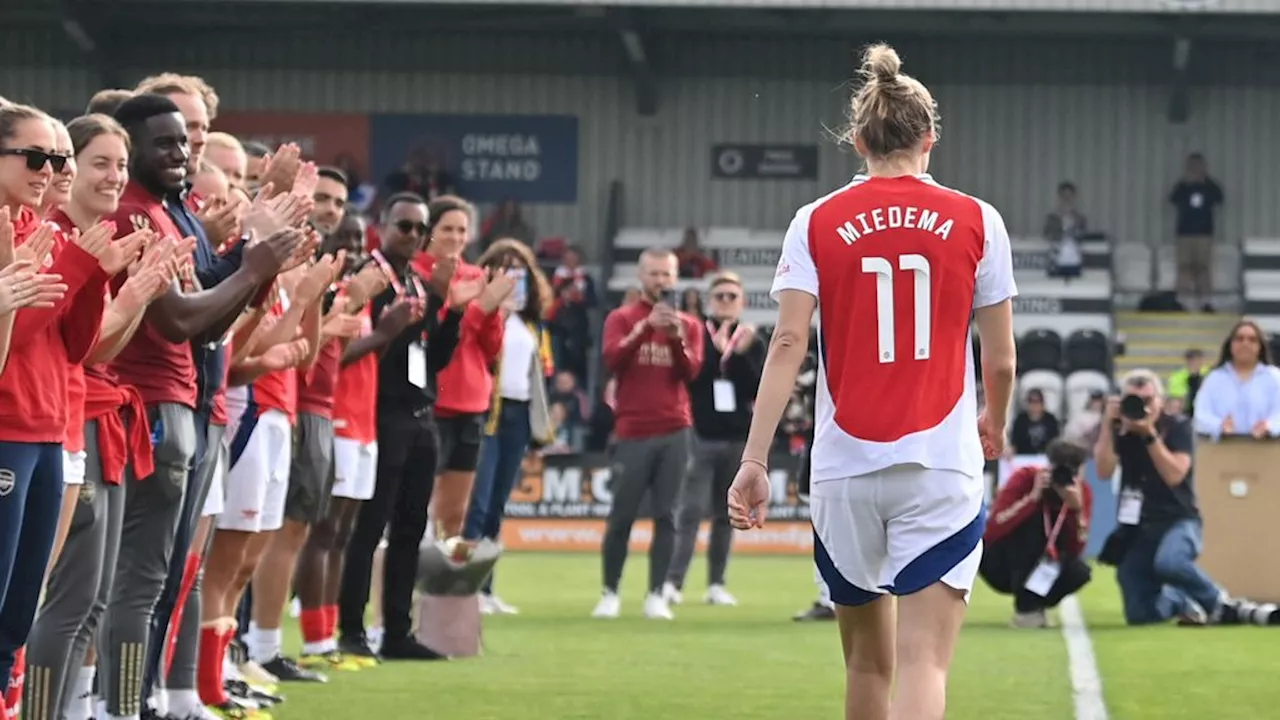 Miedema scoort in haar laatste wedstrijd voor Arsenal en krijgt staande ovatie