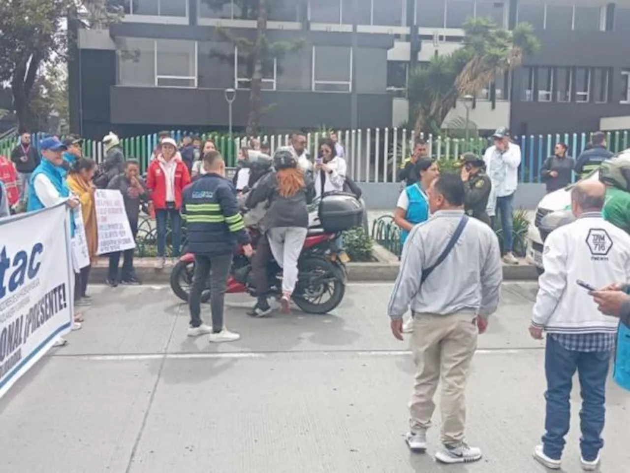 Sindicato de la Dian bloquea la calle 26 rumbo al aeropuerto el Dorado en Bogotá