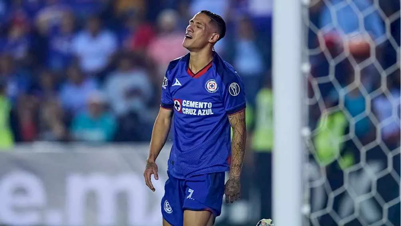 ¡No lo perdonan! Afición de Chivas 'revienta' a Uriel Antuna en el hotel de concentración