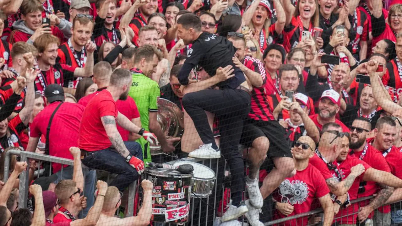 Xabi Alonso salta a la grada para celebrar la temporada invicta del Bayer Leverkusen