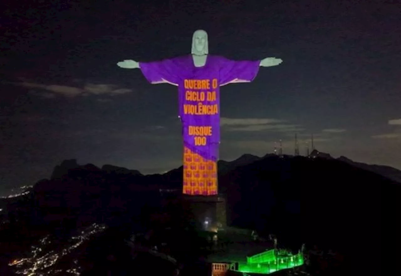 Flores são projetadas no Cristo para lembrar combate ao abuso sexual de crianças