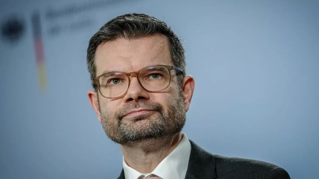 Parteien: Buschmann: Straftatbestand des Politiker-Stalkings skeptisch