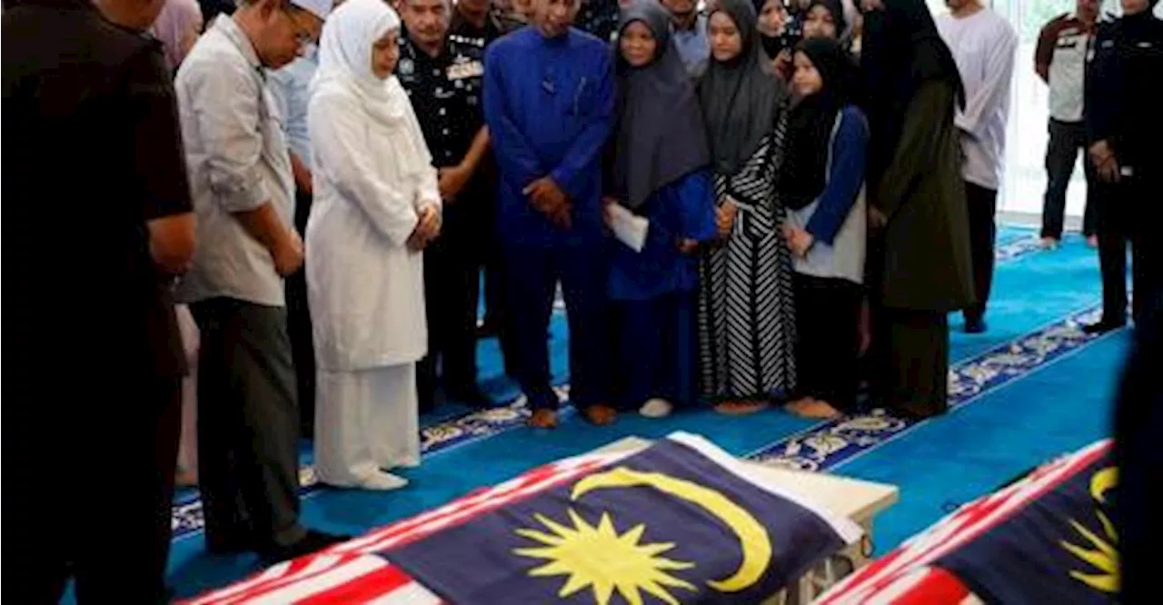 Queen pays last respects to 2 slain policemen