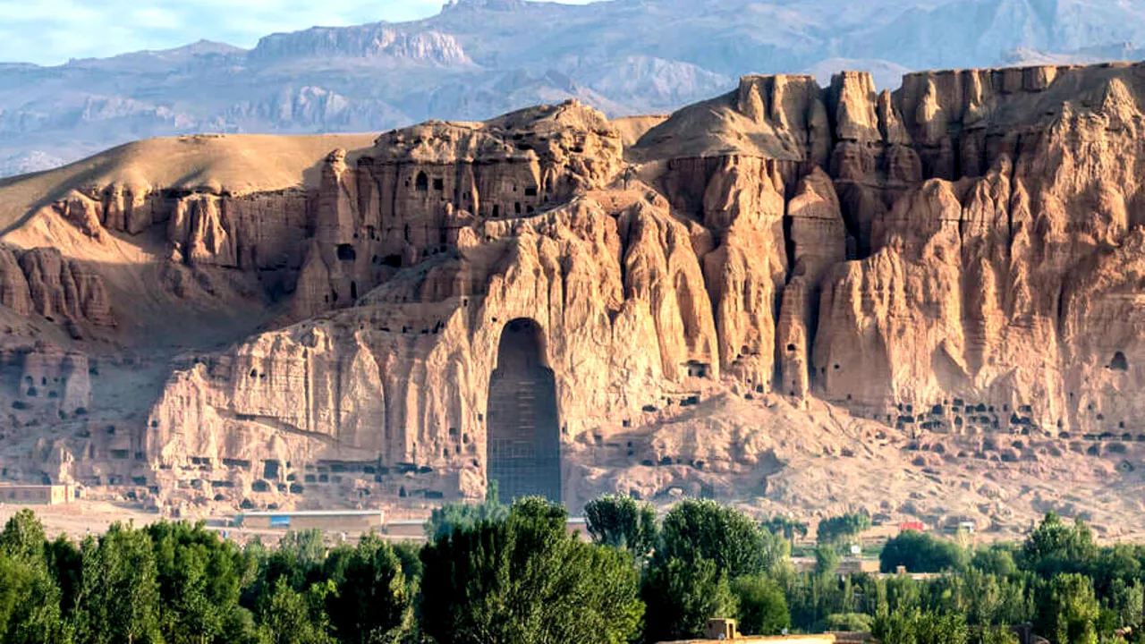 Attentato contro i turisti in un mercato vicino ai Buddha di Bamiyan: è strage