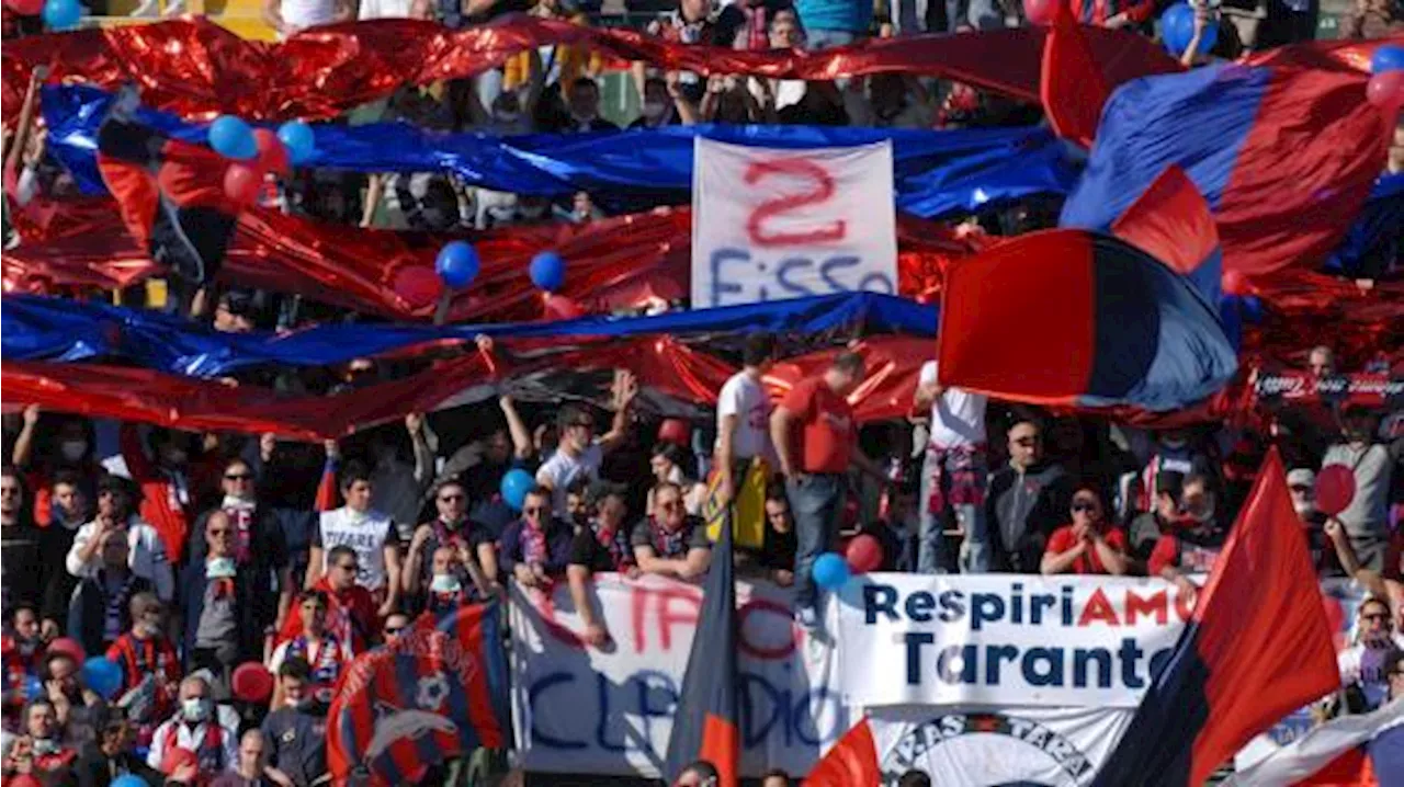 Taranto, dopo gli scontri con la Polizia i tifosi bloccano il match contro il Vicenza