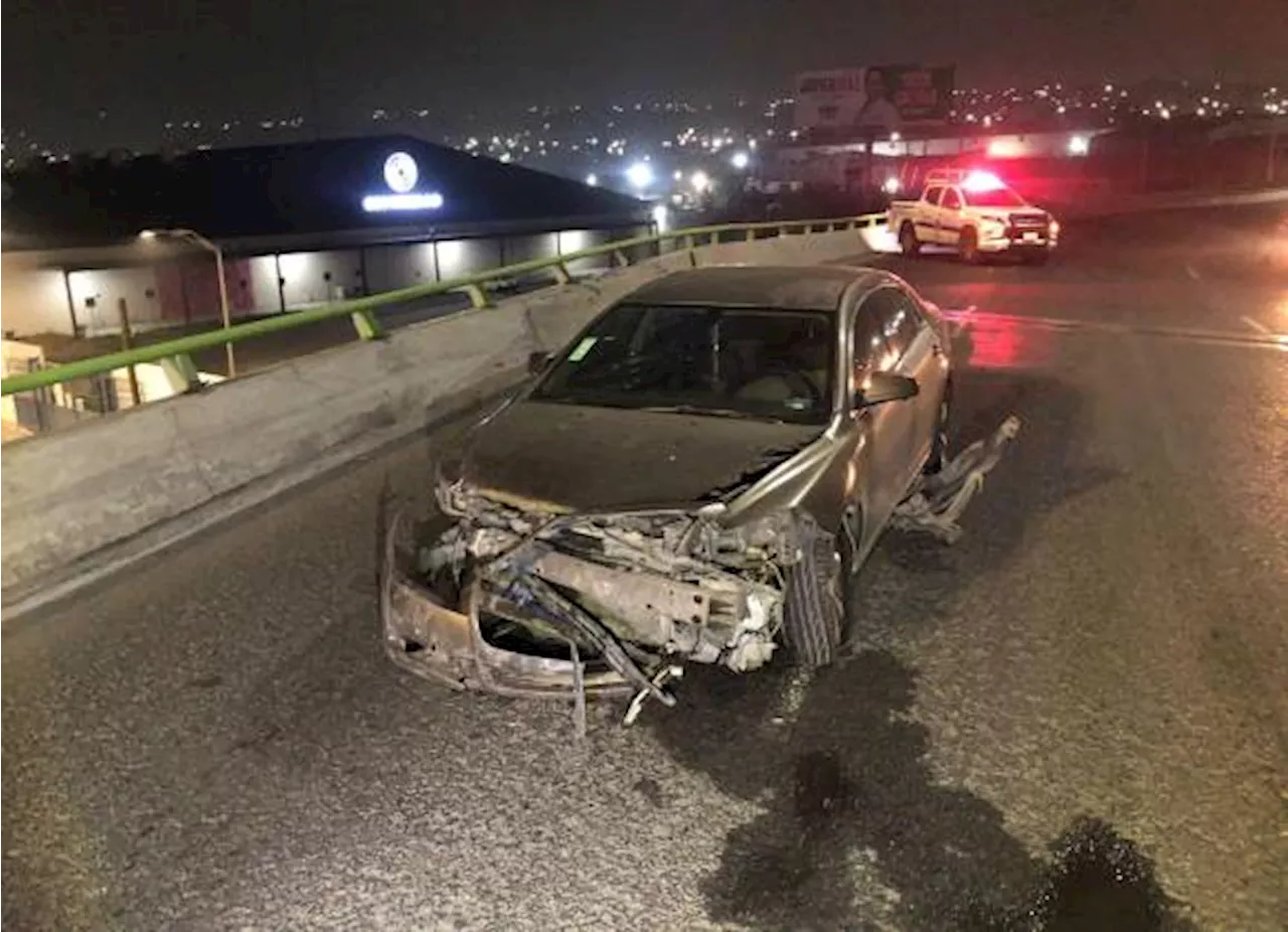 Saltillo: conductora termina con su auto destrozado al explotarle llanta en lo alto de puente