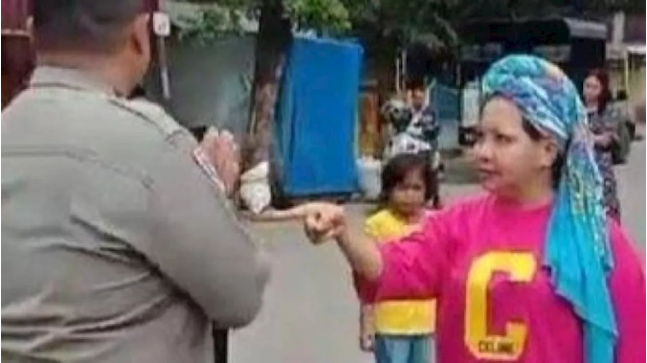 Viral Emak-emak di Makassar Tampar Lalu Cakar Leher Anggota Polisi