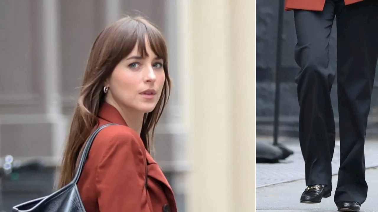 Dakota Johnson lleva mocasines Gucci y pantalones palazzo en Nueva York