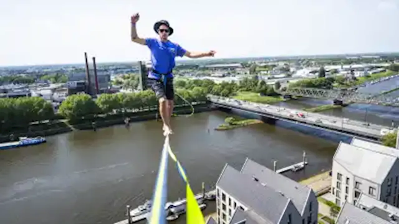 Slackliner balancieren in Bremen über die Weser zur Beck´s-Brauerei