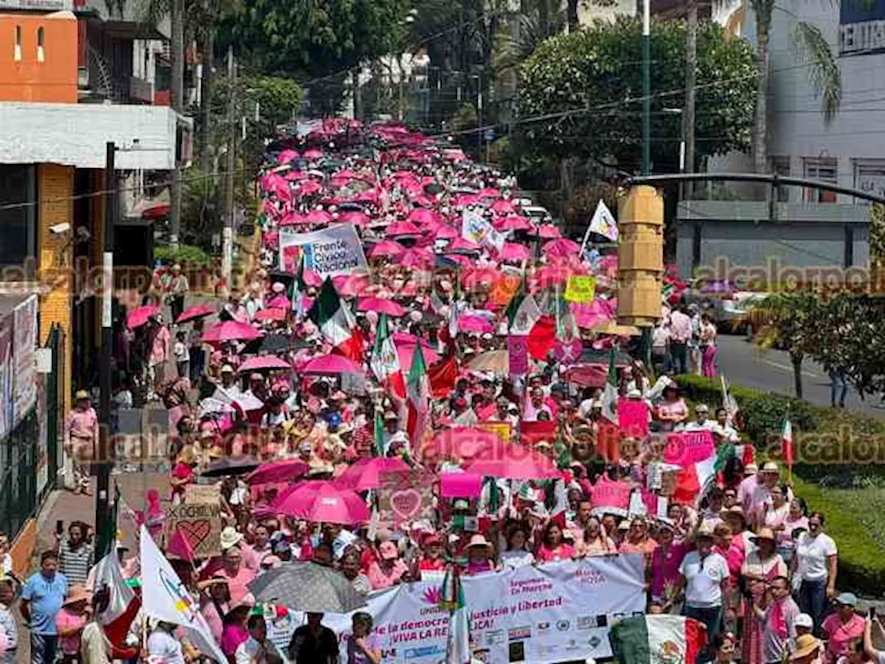 Al grito de “Fuera Morena” marchan simpatizantes de Marea Rosa, en Xalapa