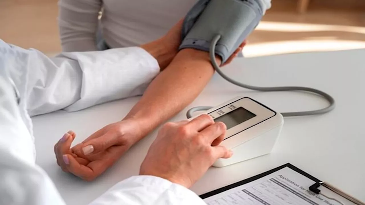 High Blood Pressure: रोजाना की ये गड़बड़ आदतें आपको बना सकती हैं ब्लड प्रेशर का मरीज, बरतें सावधानी