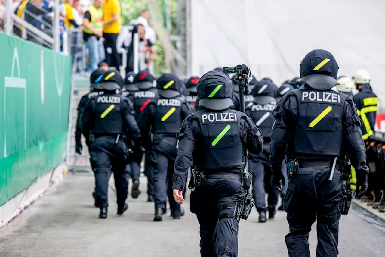 Hertha II gegen Energie Cottbus: Hunderte Polizei bei Risikospiel, erste Festnahme