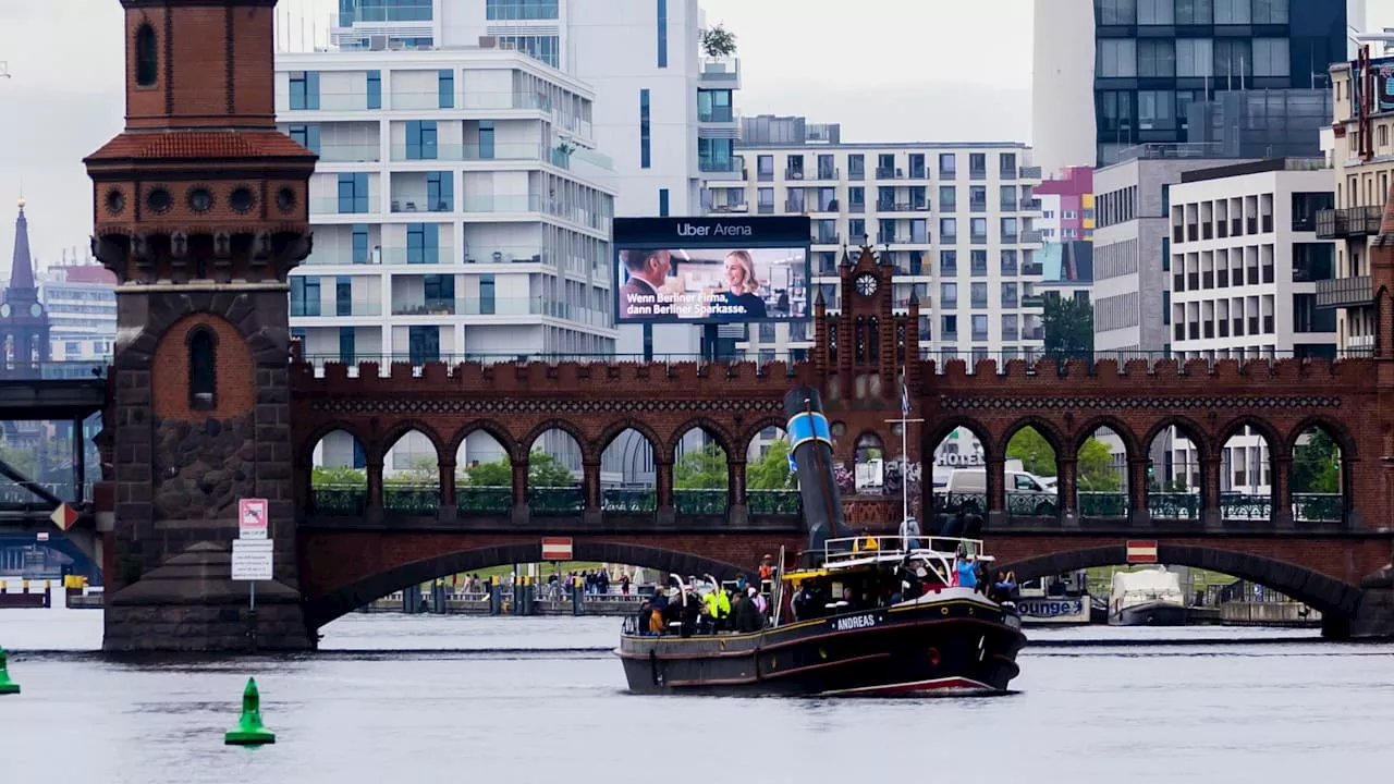 Berliner Feuerwehr rettet Schwimmer aus der Spree