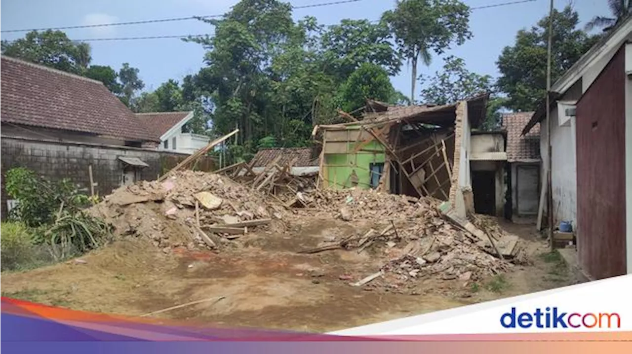 Gegara Uang Rp 50 Juta, Anak di Malang Tega Robohkan Rumah Ibu Pakai Buldozer