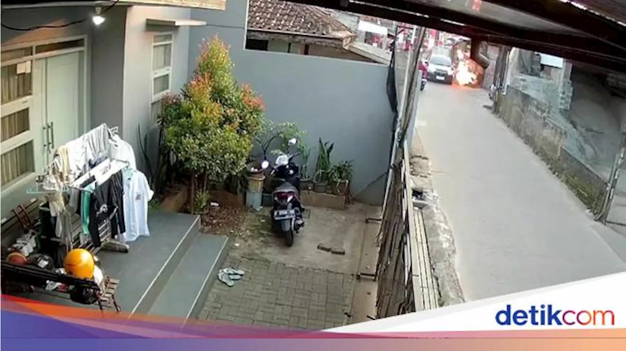 Viral Mobil Ugal-ugalan Tabrak Gerobak Kupat Tahu di Bandung