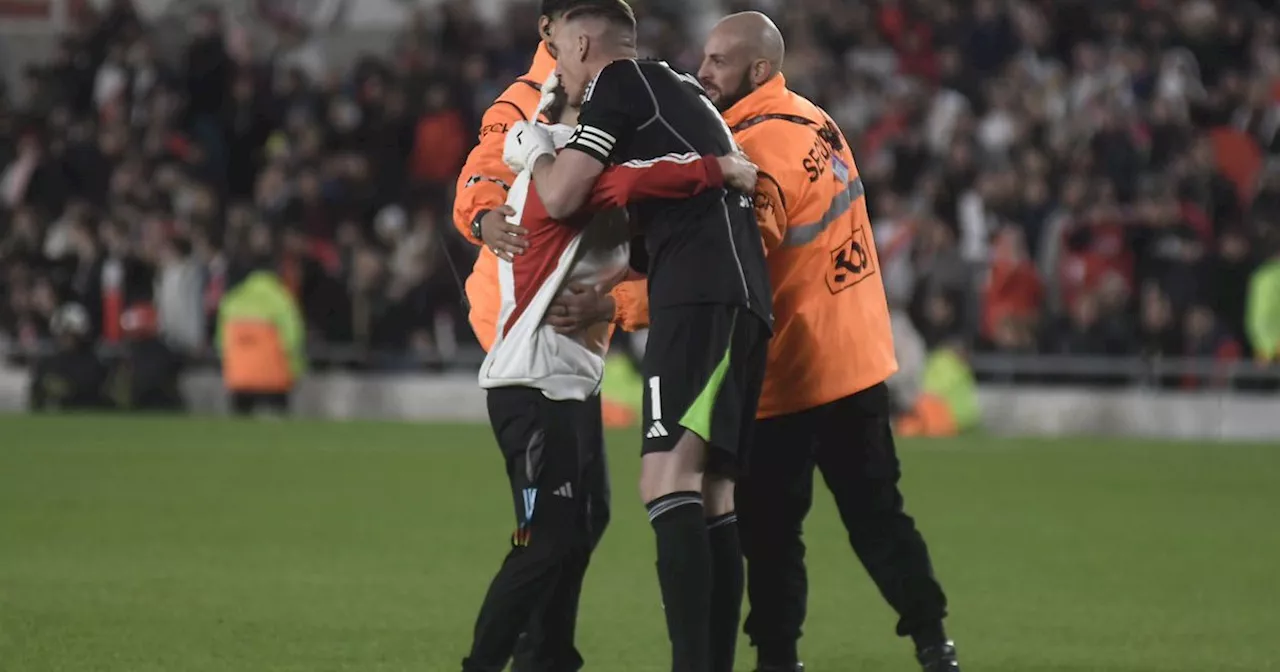 Video: el hincha de River que pasó del abrazo con Armani al derecho de admisión