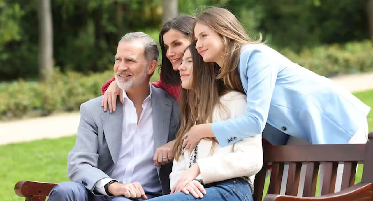 El rey Felipe VI y Letizia celebran su 20 aniversario con fotos acompañados de sus hijas