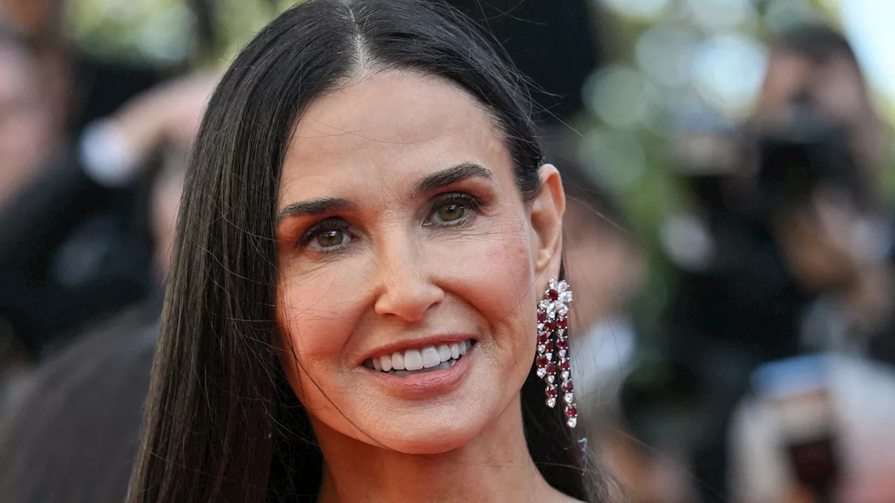 Demi Moore, 61 ans, se la joue sirène spectaculaire dans une robe à sequins à Cannes