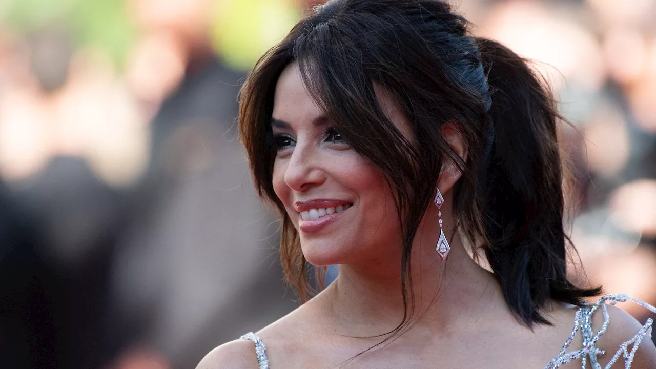 Eva Longoria, 49 ans, étincelante dans une robe bijoux