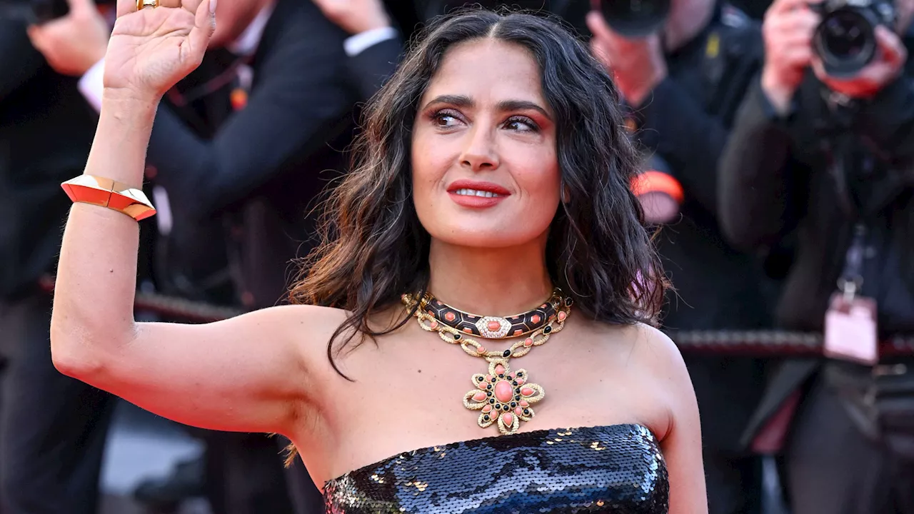 Salma Hayek fait une entrée remarquée à Cannes dans une robe bustier sculptante