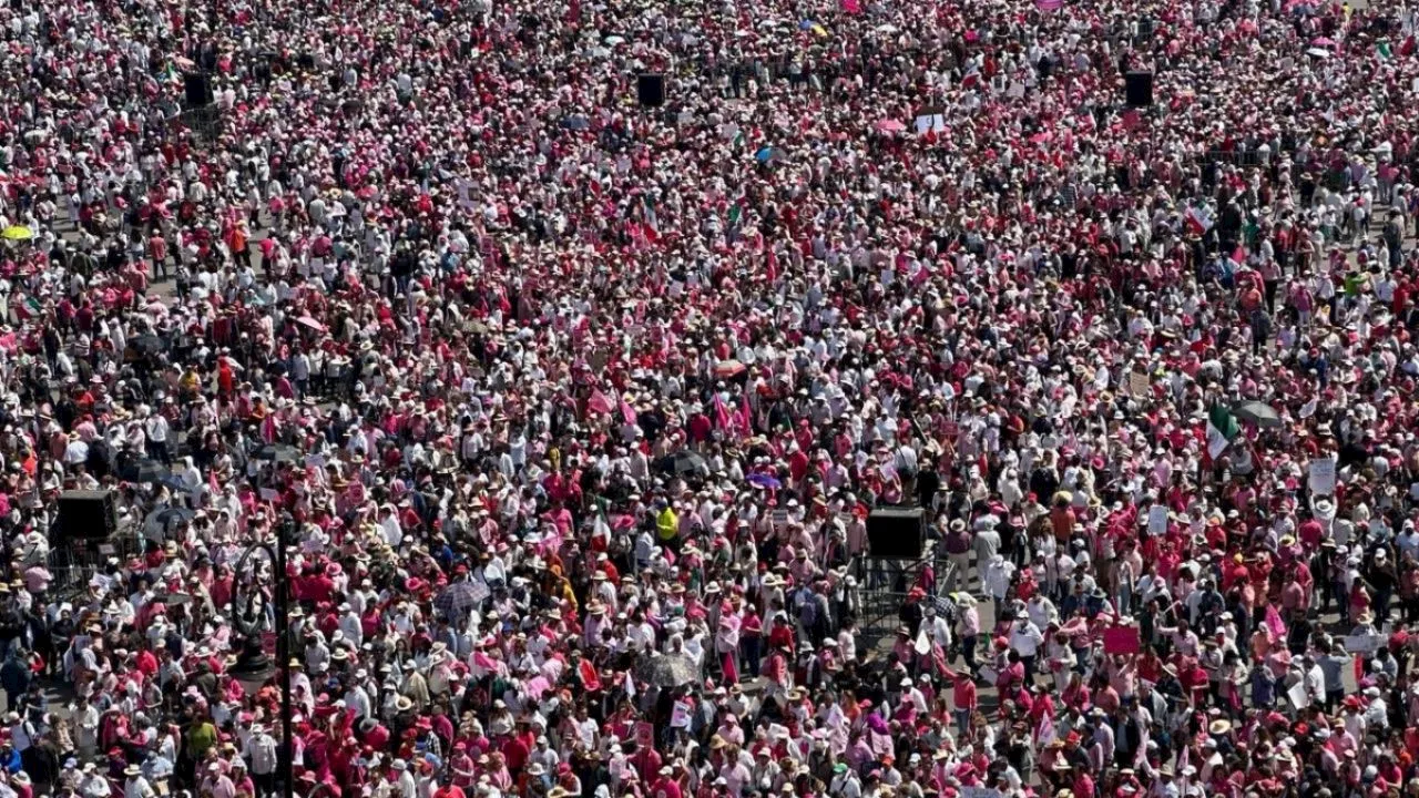 Así se vive minuto a minuto la marcha Marea Rosa en el Zócalo CDMX