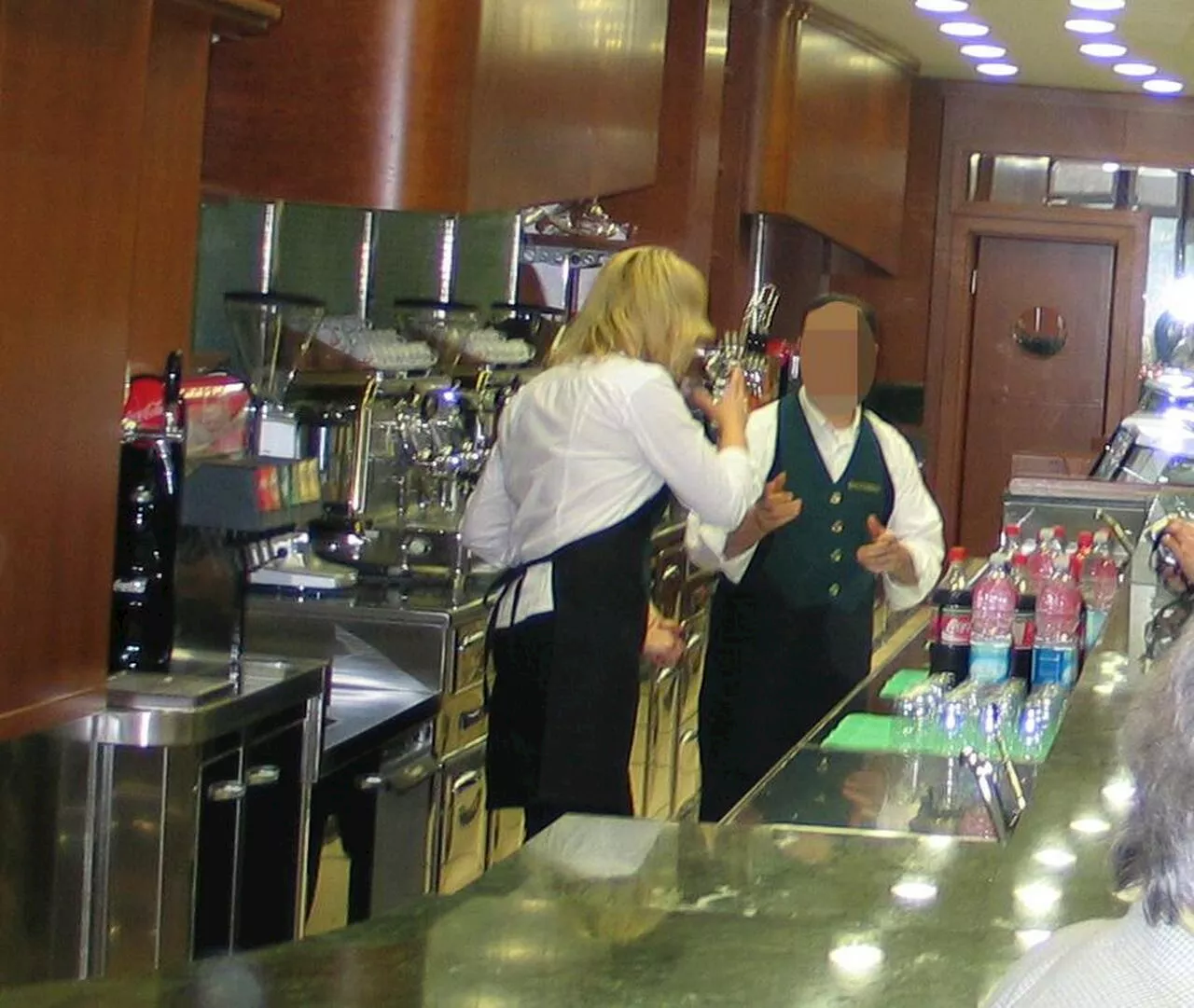 «Non può andare in bagno», aggredisce titolare e barista con lo spray urticante