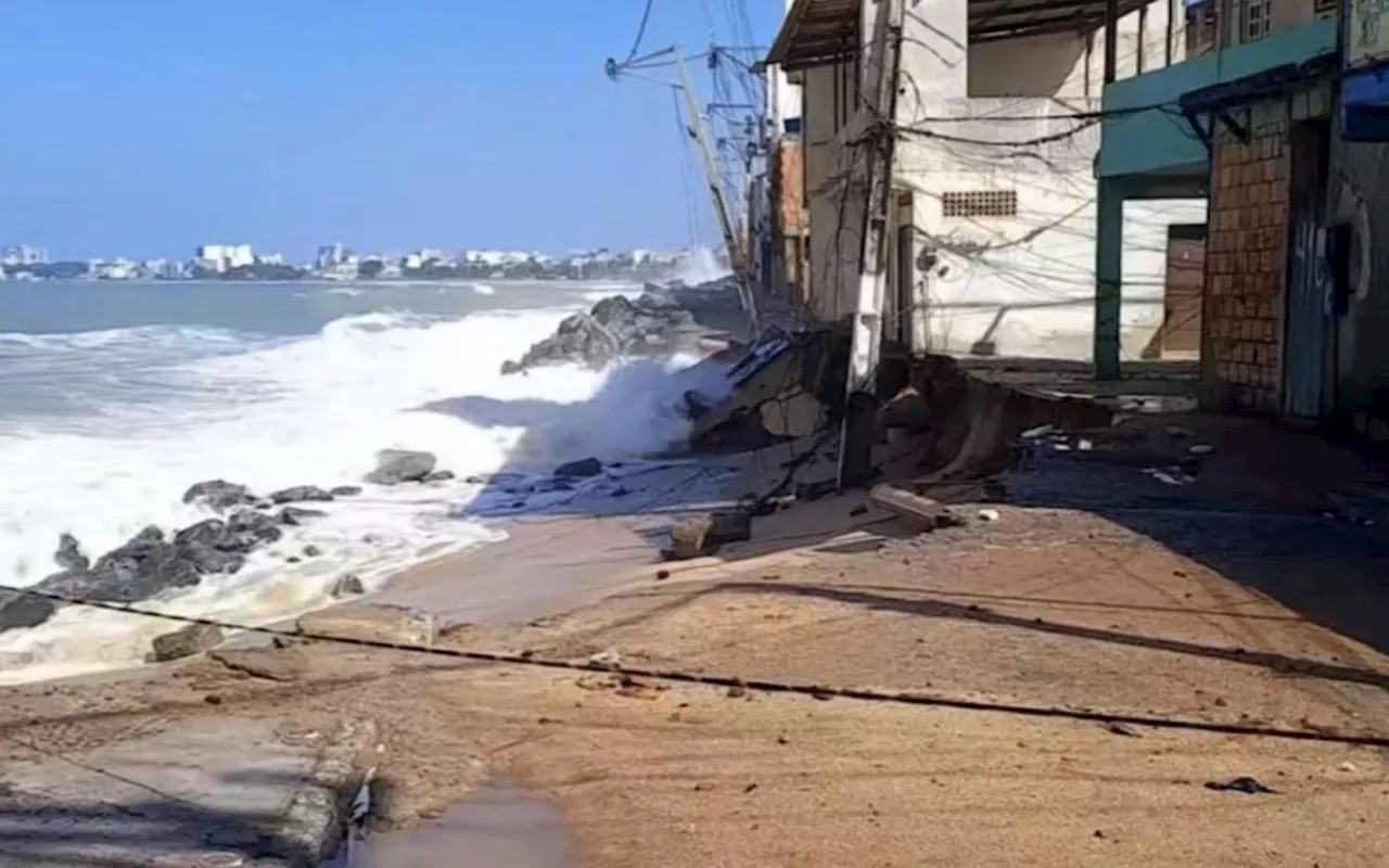 Ressaca causa desmoronamento de casas em Macaé